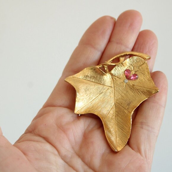 Vintage 1960s Brooch, Gold Tone Leaf with Pink Rhinestones - Picture 10 of 10